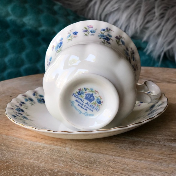 Royal Albert ‘Memory Lane’ teacup & saucer set - Picture 10 of 13